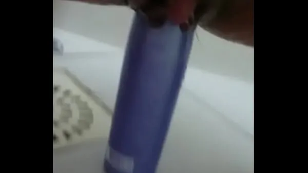 Vis Stuffing the shampoo into the pussy and the growing clitoris varme klipp