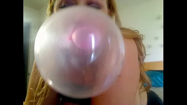 Εμφάνιση Bubbles & big-boobs ζεστών κλιπ