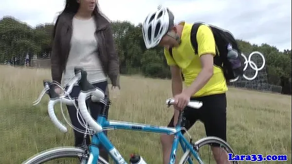 Εμφάνιση British mature picks up cyclist for fuck ζεστών κλιπ