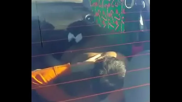 Zobraziť Couple caught doing 69 in car teplé klipy