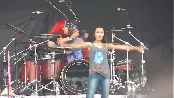 Sıcak Klipler Girl mostrando peitões no Monster of Rock 2015 gösterin