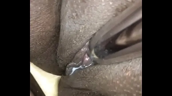 Laat Vibrating my wet pussy warme clips zien