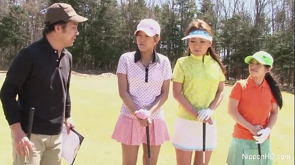 Vis Asian teen girls plays golf nude varme Clips