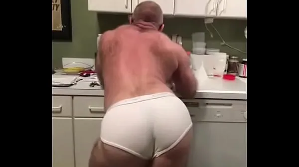 Tunjukkan Males showing the muscular ass Klip hangat