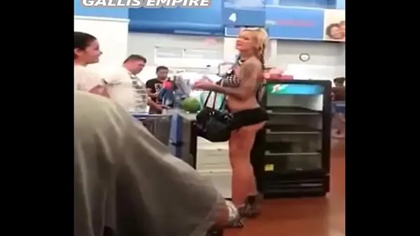 Visa Sexy Blonde Showing Ass At The Super Market varma klipp