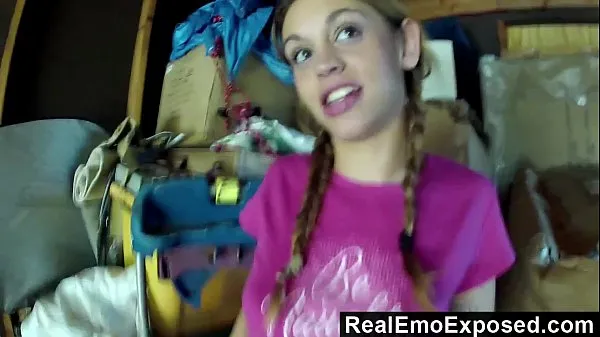 Meleg klipek megjelenítése RealEmoExposed - Sicily Being Naughty In the Garage