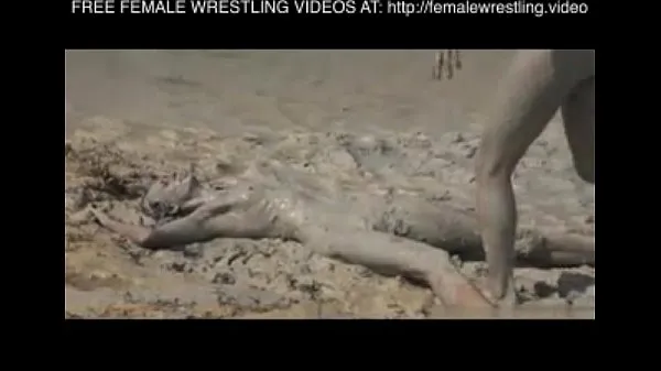Vis Girls wrestling in the mud varme klipp