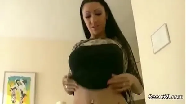 Zobrazit Sister catches stepbrother and gives him a BJ teplé klipy
