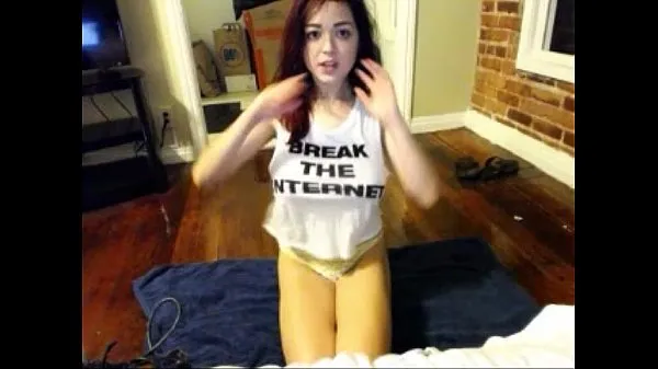Εμφάνιση Teen with Huge Natural Tits plays on Webcam ζεστών κλιπ