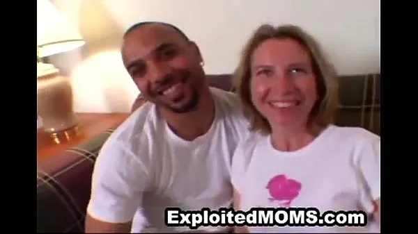 Visa Mom w Big Tits trys Black Cock in Mature Interracial Video varma klipp