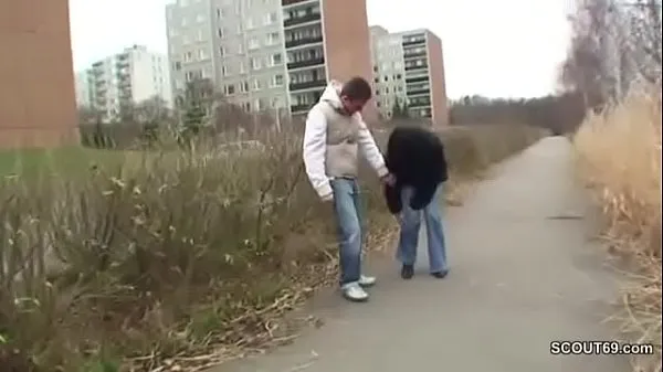 Zobrazit Young Boy Seduce homeless MILF m. to Fuck with Him teplé klipy