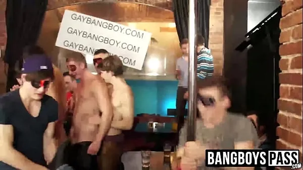 Meleg klipek megjelenítése Horny guys have a massive gangbang party having nasty fun