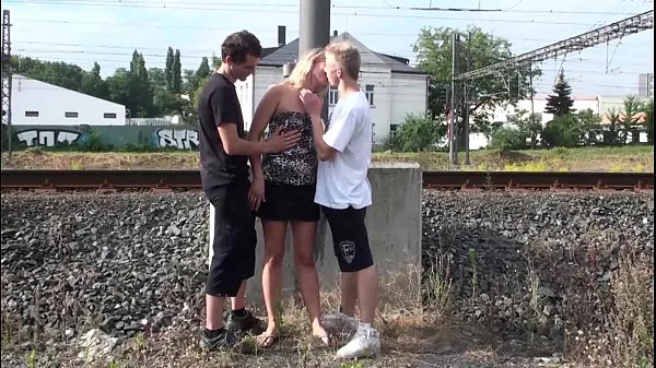 Laat A pretty MILF fucked in PUBLIC by 2 guys with big dicks warme clips zien