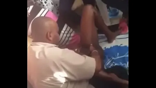 Pokaži Ugandan Doctor teach how ladies squirt tople posnetke