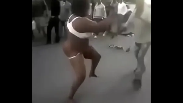 ナイロビCBDで男との戦い中に全裸の女ストリップウォームクリップを表示します