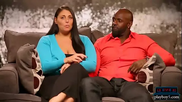 Pokaži Interracial amateur couple wants to try a threesome tople posnetke