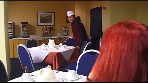 Näytä Old woman fucks the young waiter and his friend lämpimiä leikkeitä