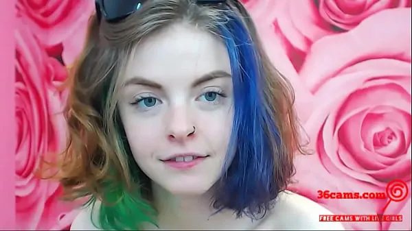 Vis Hot Tattooed Girl with Dyed Hair Masturbate varme klipp