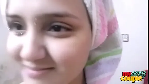 Zobrazit Indian Big boobs Bhabhi Sonia After Shower STRIPS for Husband teplé klipy
