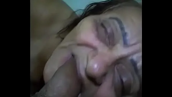 Εμφάνιση cumming in granny's mouth ζεστών κλιπ