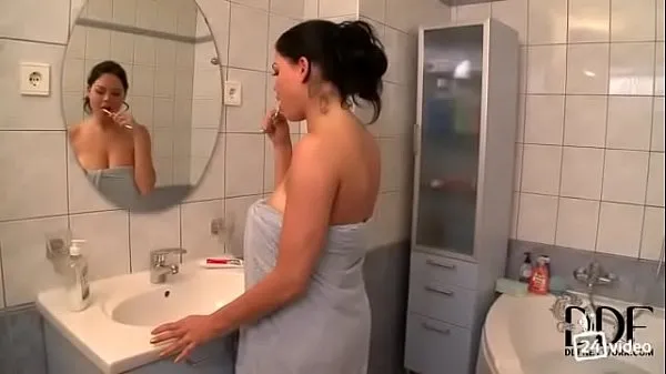 Zobrazit Girl with big natural Tits gets fucked in the shower teplé klipy