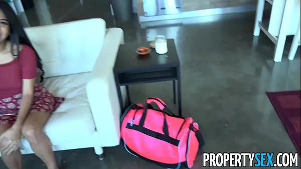 Pokaži PropertySex - Horny couch surfing woman takes advantage of male host tople posnetke