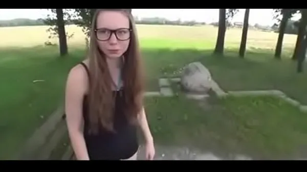 Affichez Teen allemande avec des lunettes baise dehors clips chauds