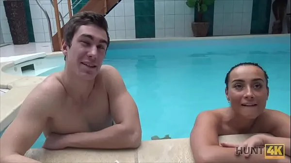 Vis HUNT4K. Sex adventures in private swimming pool varme klipp