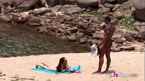 The massive cocked black dude picking up on the nudist beach. So easy, when you're armed with such a blunderbuss गर्म क्लिप्स दिखाएं
