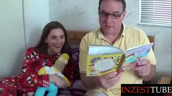 显示step Daddy Reads Daughter a Bedtime Story温暖的剪辑