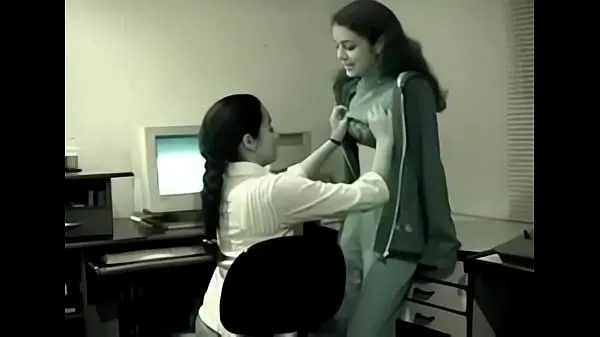 Näytä Two young Indian Lesbians have fun in the office lämpimiä leikkeitä
