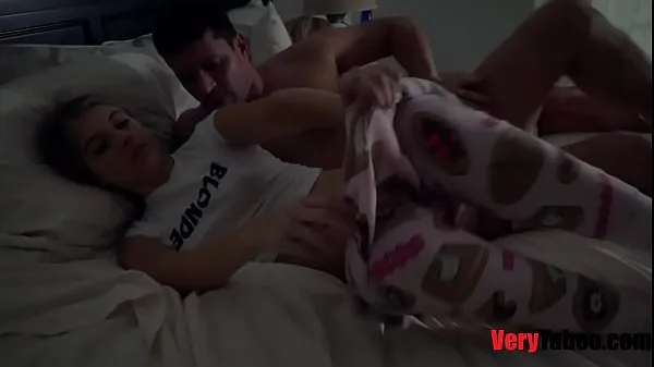 Laat Stepdad fucks young stepdaughter while stepmom naps warme clips zien