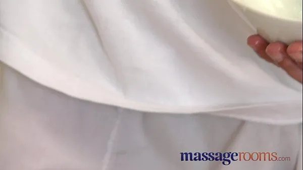 Εμφάνιση Massage Rooms Mature woman with hairy pussy given orgasm ζεστών κλιπ