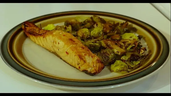 Show HOW TO GET LAID TUTORIAL - cook her this weightloss delicious salmon dinner warm Clips
