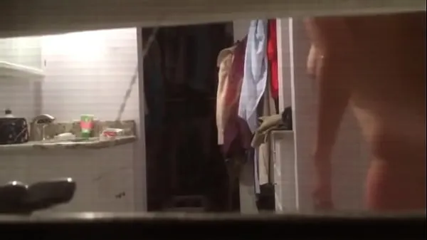 Meleg klipek megjelenítése Spying on Milf towling off through window