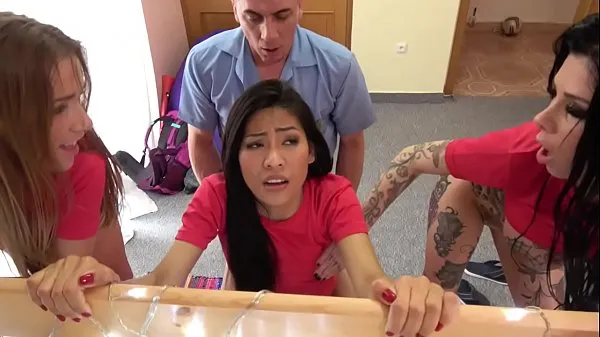 Näytä Fake Hostel Italian Thai and Czech soccer babes squirting in crazy orgy lämpimiä leikkeitä