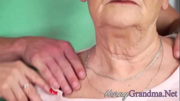 Pokaži Pussy licked grandmother tople posnetke