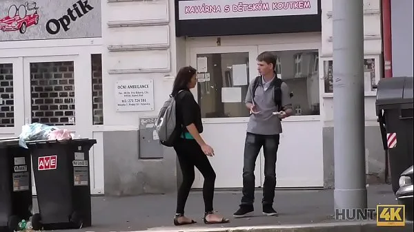 Zobraziť HUNT4K. Man pays attractive tourist money for quickie at his place teplé klipy