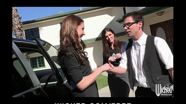 Meleg klipek megjelenítése Pair of sisters bribe their car salesman into a threesome