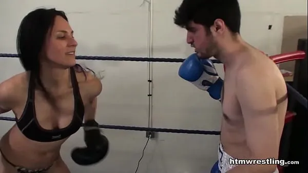 Laat Femdom Boxing Beatdown of a Wimp warme clips zien