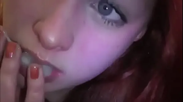 Vis Married redhead playing with cum in her mouth varme klipp