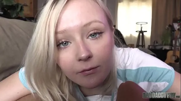 Laat PETITE BLONDE TEEN GETS FUCKED BY HER - Featuring: Natalia Queen warme clips zien