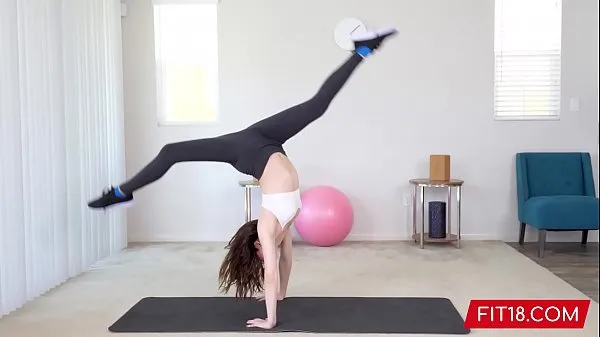 Tunjukkan FIT18 - Aliya Brynn - 50kg - Casting Flexible and Horny Petite Dancer Klip hangat