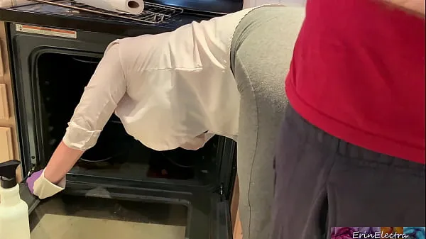 Hiển thị Stepmom is horny and stuck in the oven - Erin Electra Clip ấm áp