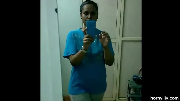 Näytä Indian Girl Changing Her Sports Wear After Gym Homemade lämpimiä leikkeitä