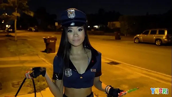 Tunjukkan YNGR - Asian Teen Vina Sky Fucked On Halloween Klip hangat