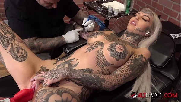 Visa Amber Luke masturbates while getting tattooed varma klipp
