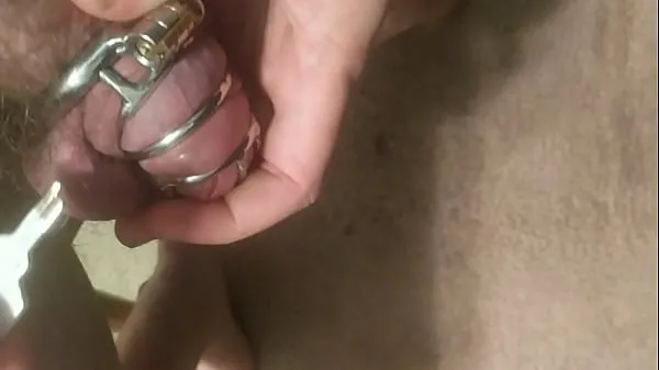 Pokaži Breaking off key in chastity cage tople posnetke