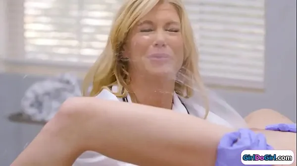 Meleg klipek megjelenítése Unaware doctor gets squirted in her face