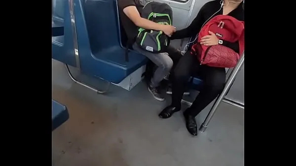 显示Grabbing his cock in the subway温暖的剪辑